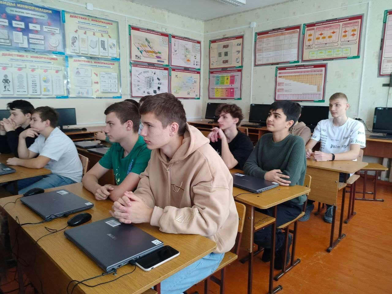 КОЛЁСИКИ-КОЛЁСИКИ И КРАСИВЫЙ РУЛЬ